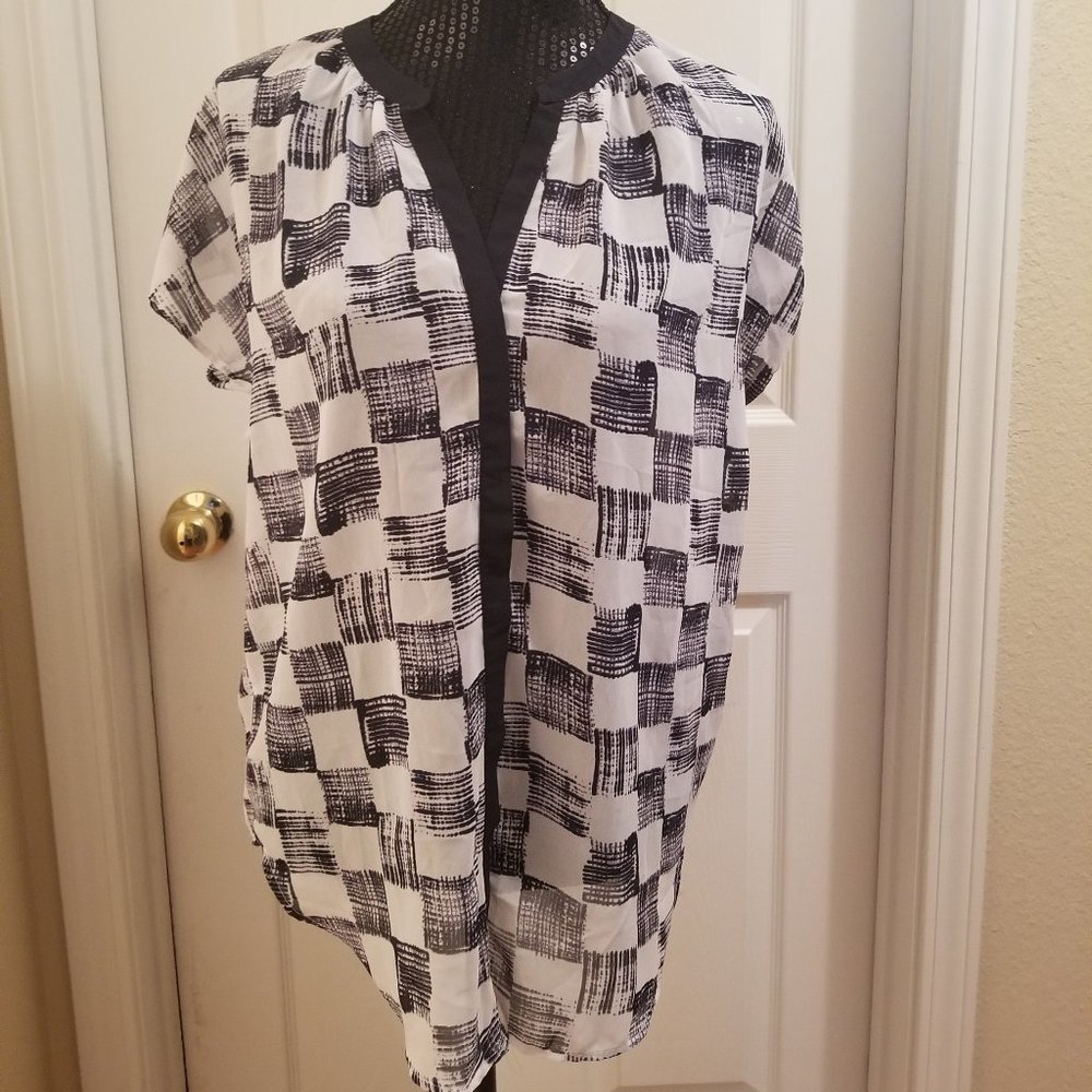 Banana Republic V neck black/white top